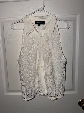 Lace sleeveless blouse